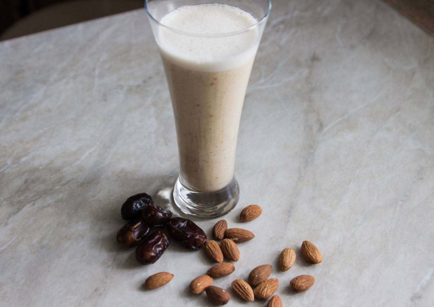 Молочный коктейль с ванильным мороженым и финиками / молочные коктейли и напитки / tvcook: пошаговые рецепты с фото