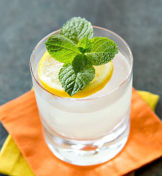 Популярный венецианский коктейль беллини из персиков и игристых вин просекка