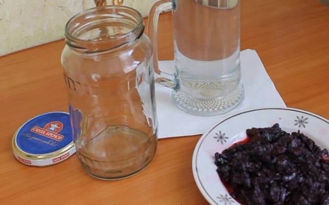 Настойка из жимолости на водке (самогоне) в домашних условиях