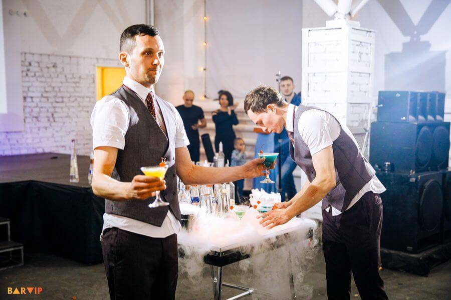 8 настольных книг современного бармена