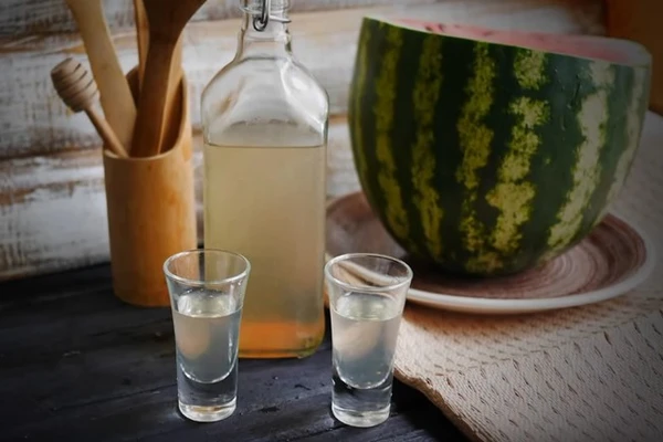 Настойка на арбузе: 2 рецепта на водке и спирте в домашних условиях