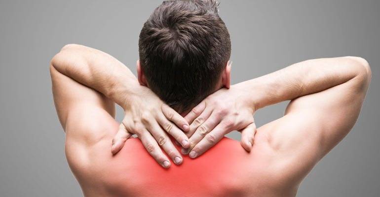 Почему болит спина в области позвоночника между лопатками: симптомы заболеваний, причины, лечение