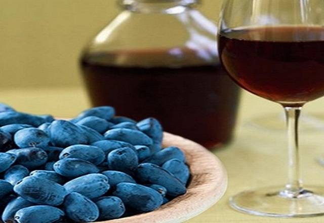 Настойка из жимолости на водке (самогоне) в домашних условиях