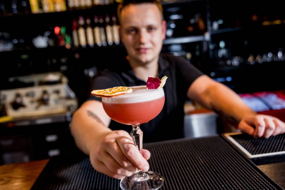 Бармен: секреты успеха