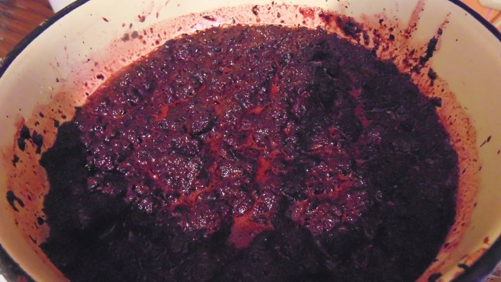 Вино из черноплодной рябины: 3 рецепта в домашних условиях