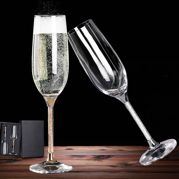 Бокал флюте - это специальный бокал для игристых вин и коктейлей с шампанским