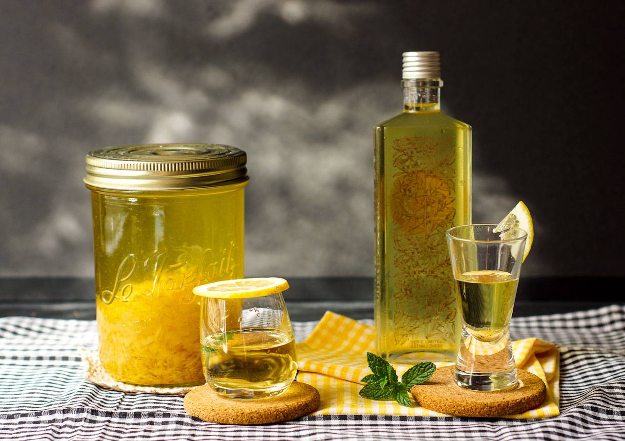 Вино, ликер, настойка из одуванчиков: 3 рецепта в домашних условиях