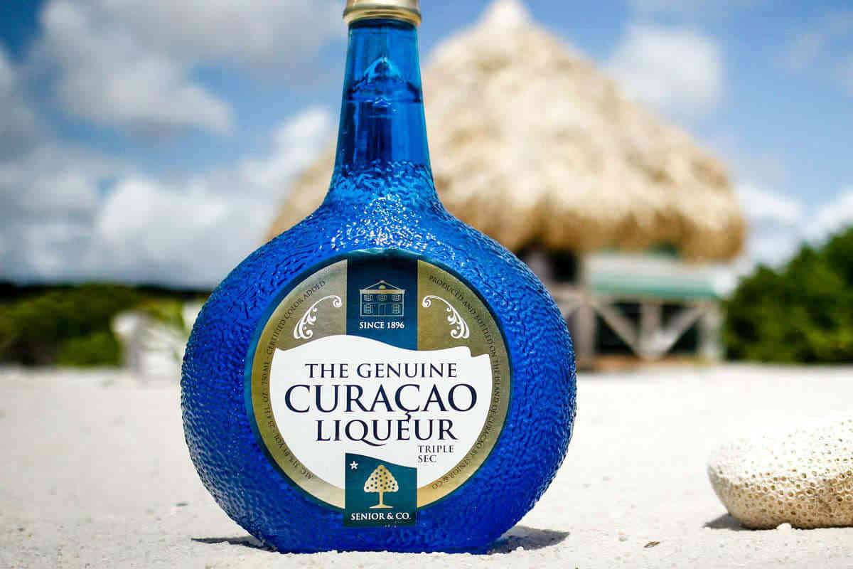 Блю кюрасао: неожиданное сочетание вкуса и цвета