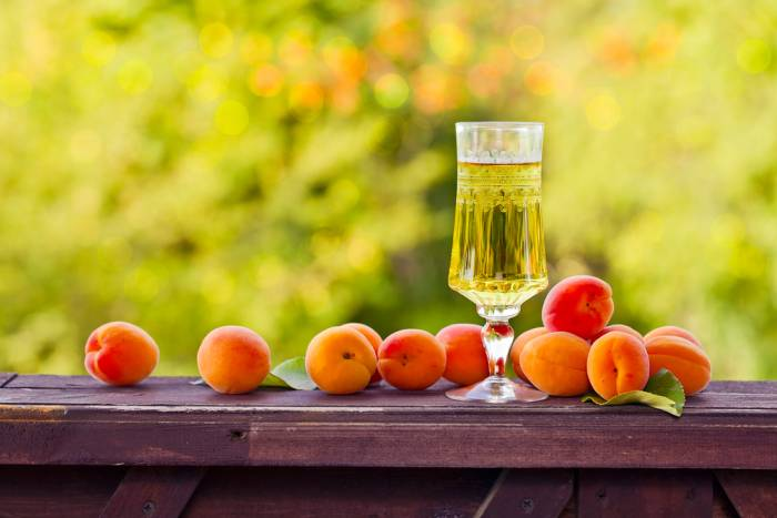 Абрикосовый ликер в домашних условиях. 5 рецептов.