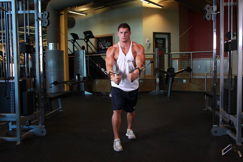 Сведение рук в тренажере, особенности, повышение эффективности