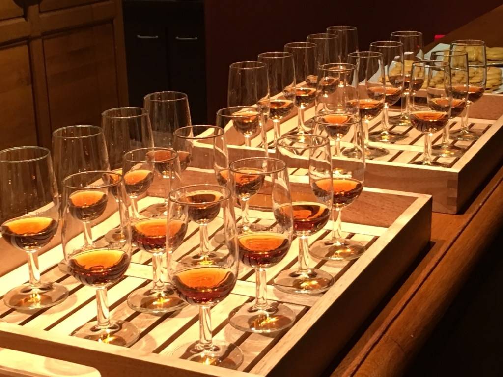 Чем отличается бренди от коньяка: коротко и ясно