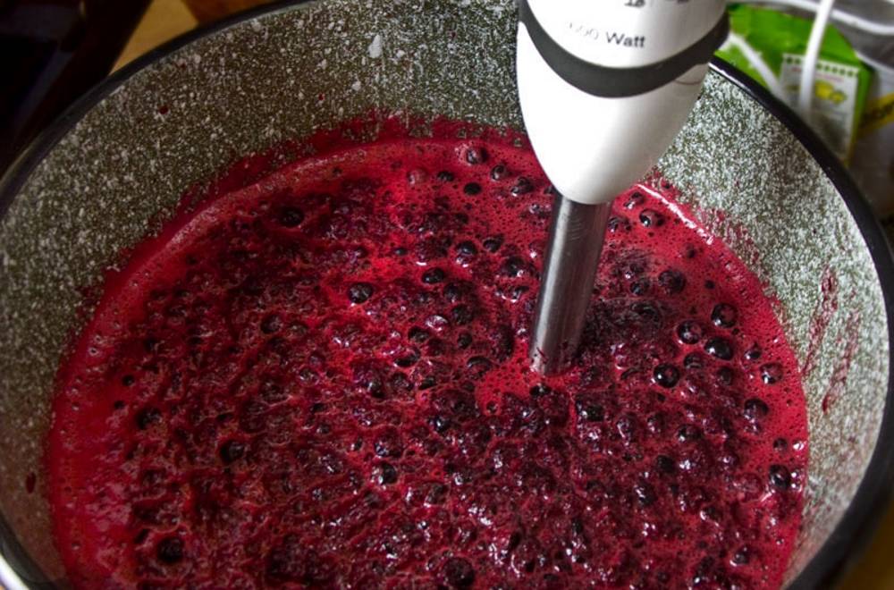 Вино из черноплодной рябины: 3 рецепта в домашних условиях