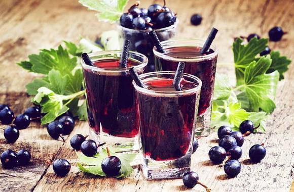 Домашняя настойка из вишни – 3 рецепта на водке или самогоне