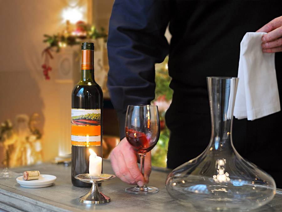 Как правильно осуществляется декантация вина