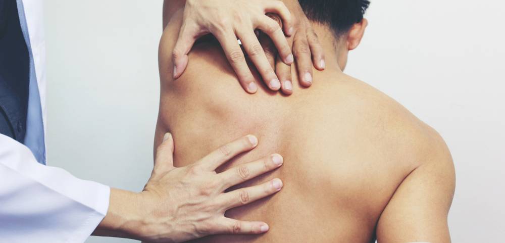 Боль в спине в области лопаток: слева, справа, причины, лечение