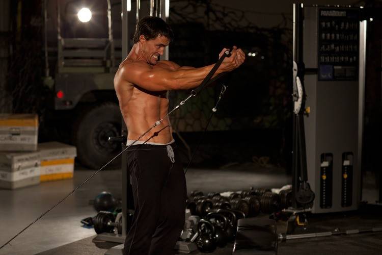 Сведение рук в кроссовере: техника выполнения через верхние и нижние блоки