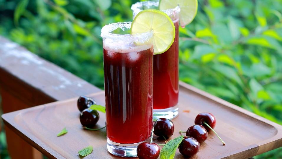 Коктейльная вишня: 6 причин избегать ее употребления