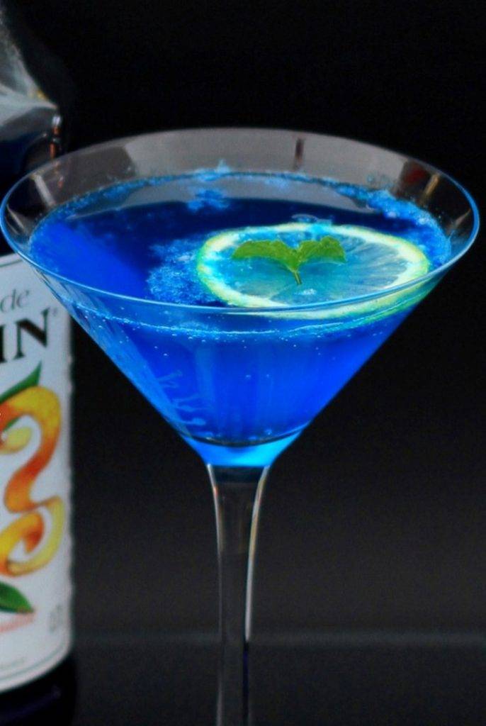 Коктейли с блю кюрасао – 10 лучших рецептов для дома