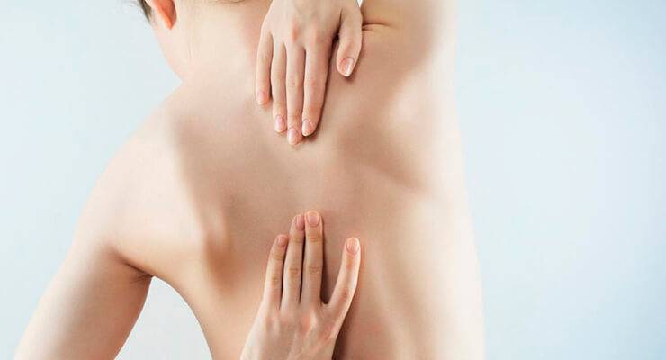 После сна болит спина в области лопаток: причины и лечение боли