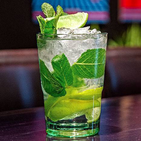 Коктейли с самбукой: простые рецепты для приготовления в домашних условиях, состав с колой, соком, спрайтом