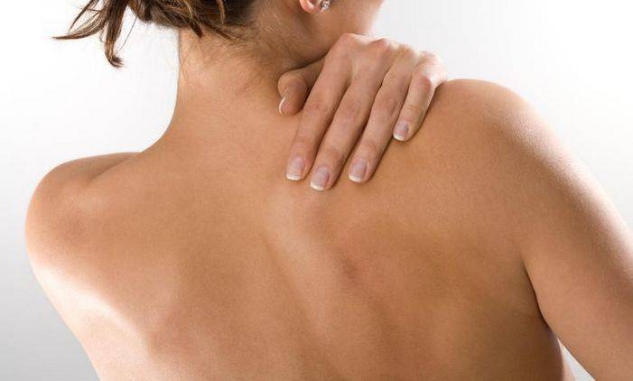 Болит спина между лопатками – о чём это говорит?