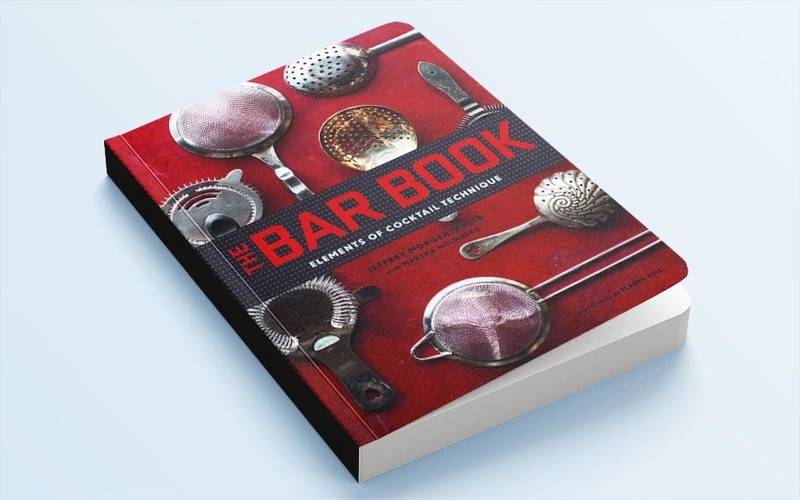 8 настольных книг современного бармена
