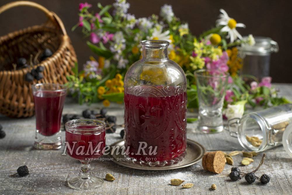 Наливка из черноплодки: 6 рецептов в домашних условиях
