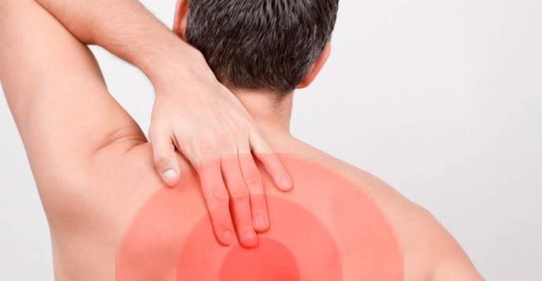 Почему возникает боль в спине между лопатками: причины и методы лечения