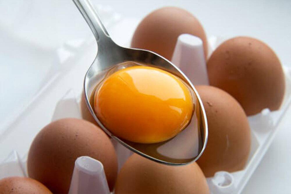 Можно ли пить сырые яйца: польза и вред от употребления в пищу, влияние на организм