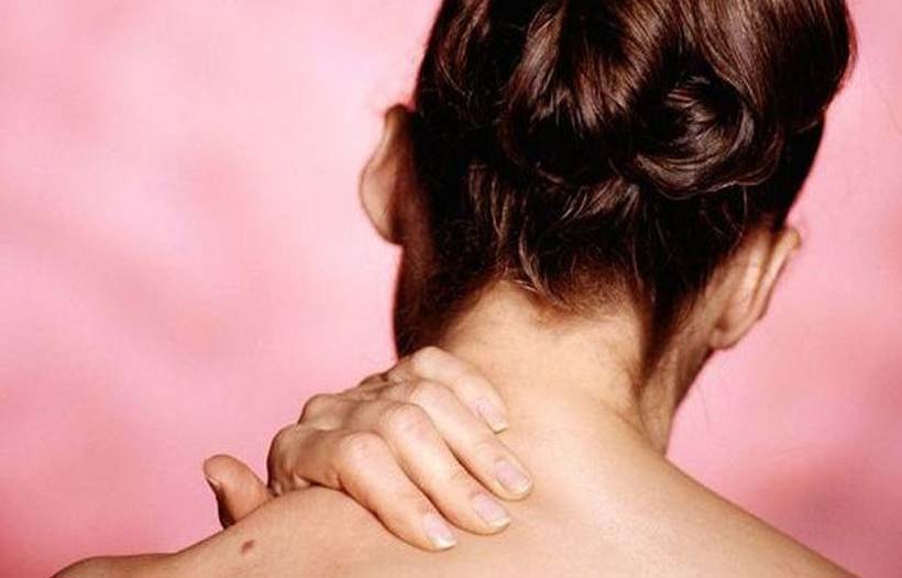 Всего 2 упражнения, которые помогут убрать холку на шее (видео)