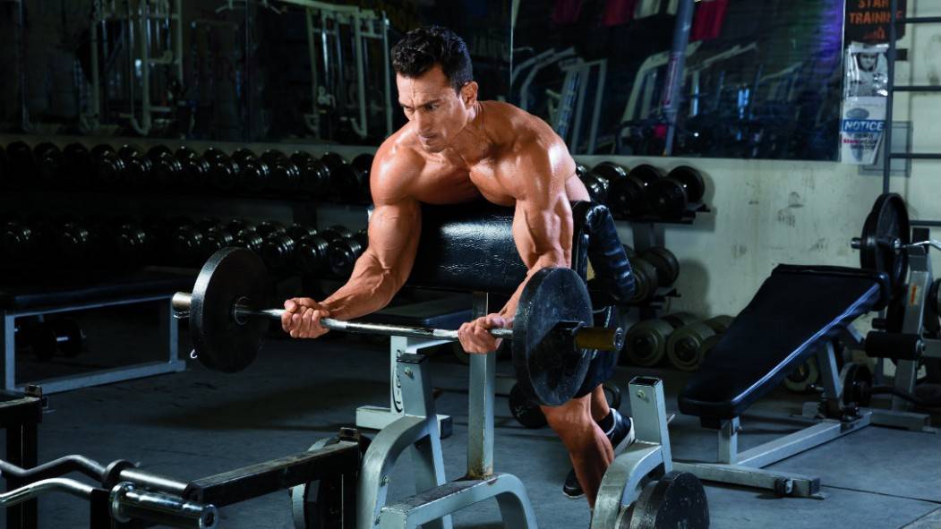 Сгибание рук на скамье скотта: техника выполнения, ошибки