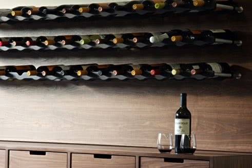 Шкаф для вина из дерева: типы, особенности конструкции и размещение в интерьере
