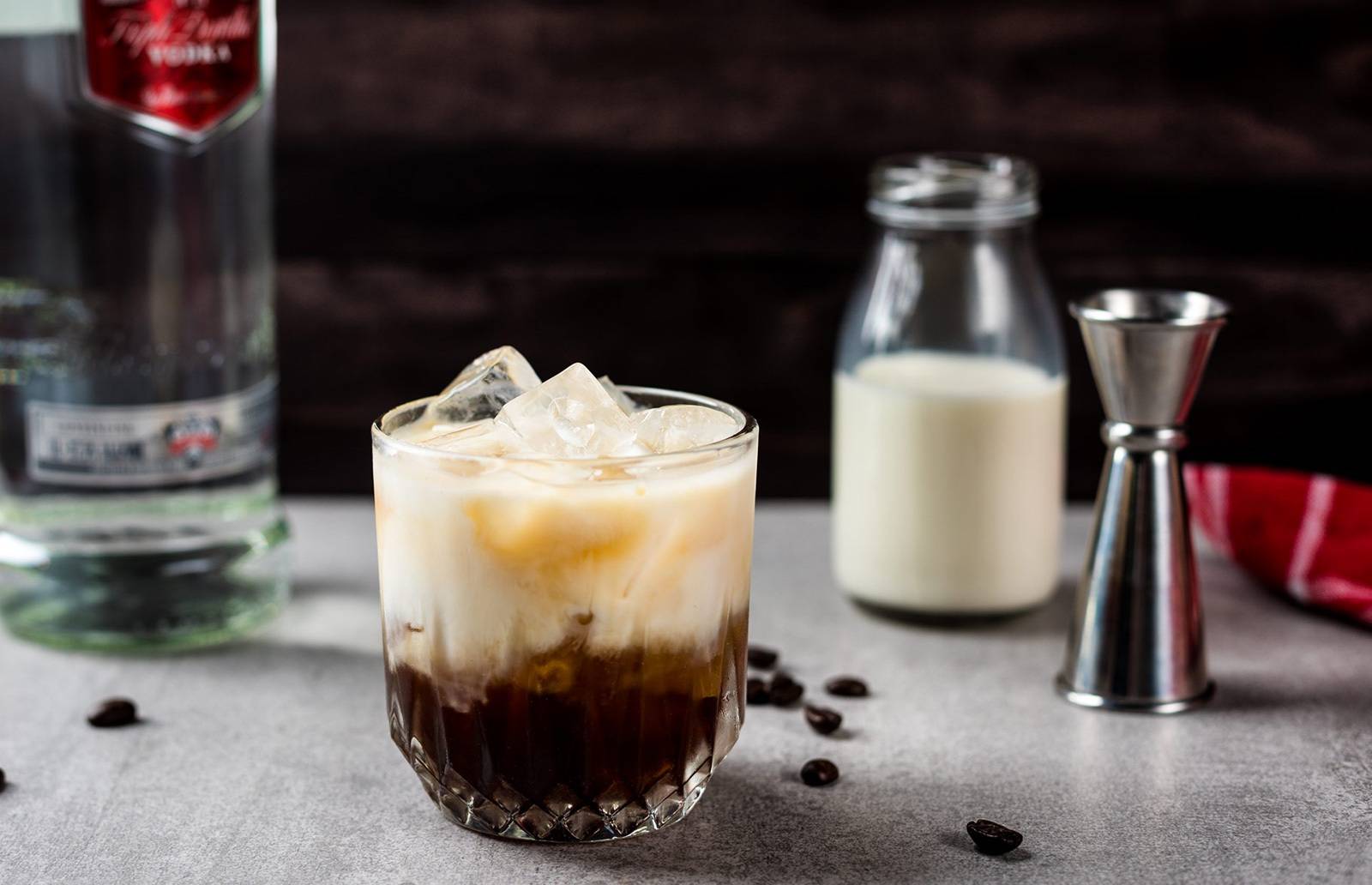 Белый русский. White Russian коктейль. Коктейль водка со сливками. Коктейль ликер водка.