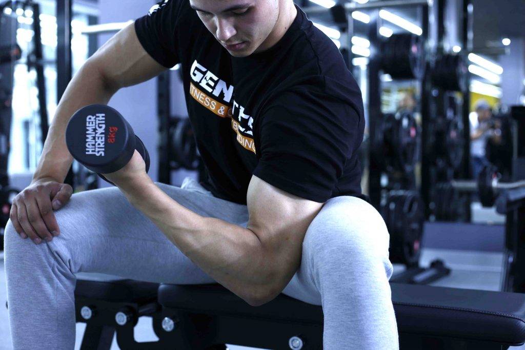 Сгибание рук на скамье скотта: техника выполнения, ошибки