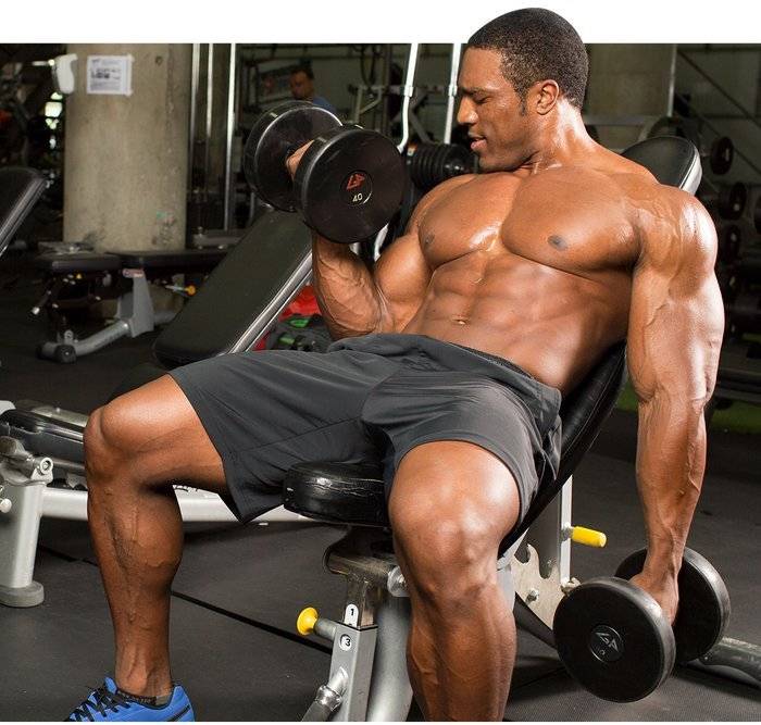 Упражнения на бицепс дома с использованием подручных средств и собственного веса