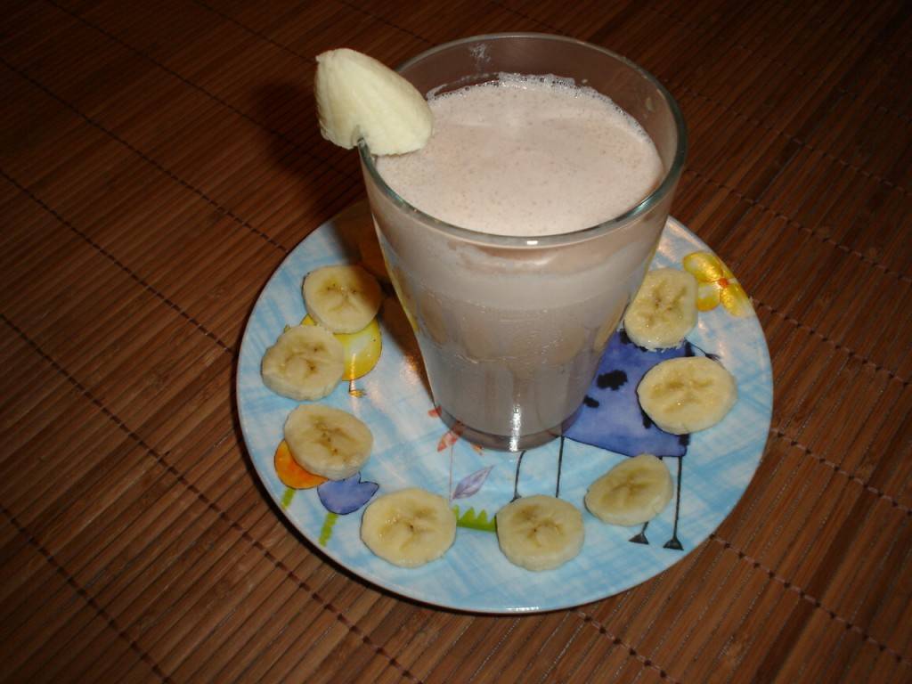 Молочный коктейль с бананом рецепты для блендера. Молочный коктейль домашний. Банановый молочный коктейль. Банановый молочный коктейль домашний. Банановый коктейль с мороженым домашний.