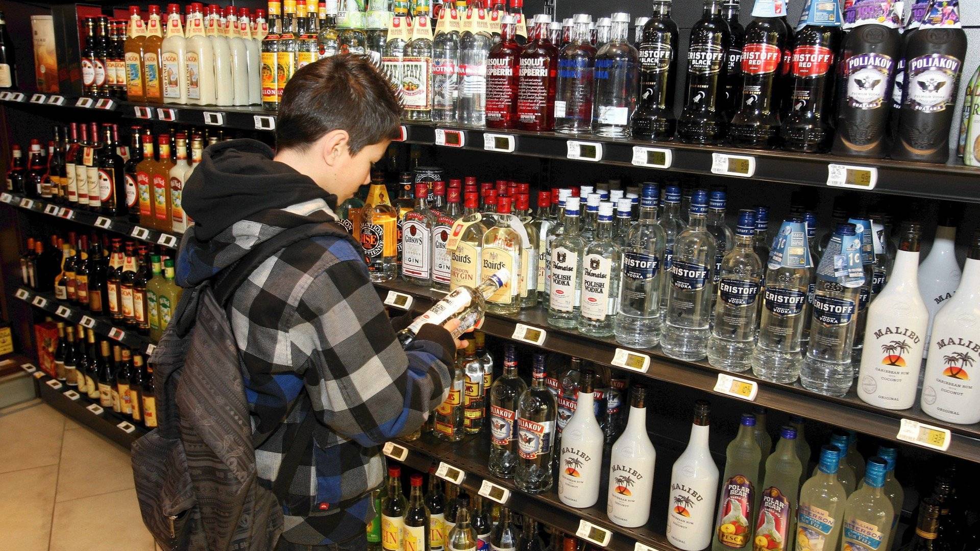 Со скольки лет можно пить безалкогольное. Реализация алкогольной продукции. Магазин алкогольной продукции. Алкоголь несовершеннолетним. Торговля алкогольной продукцией.