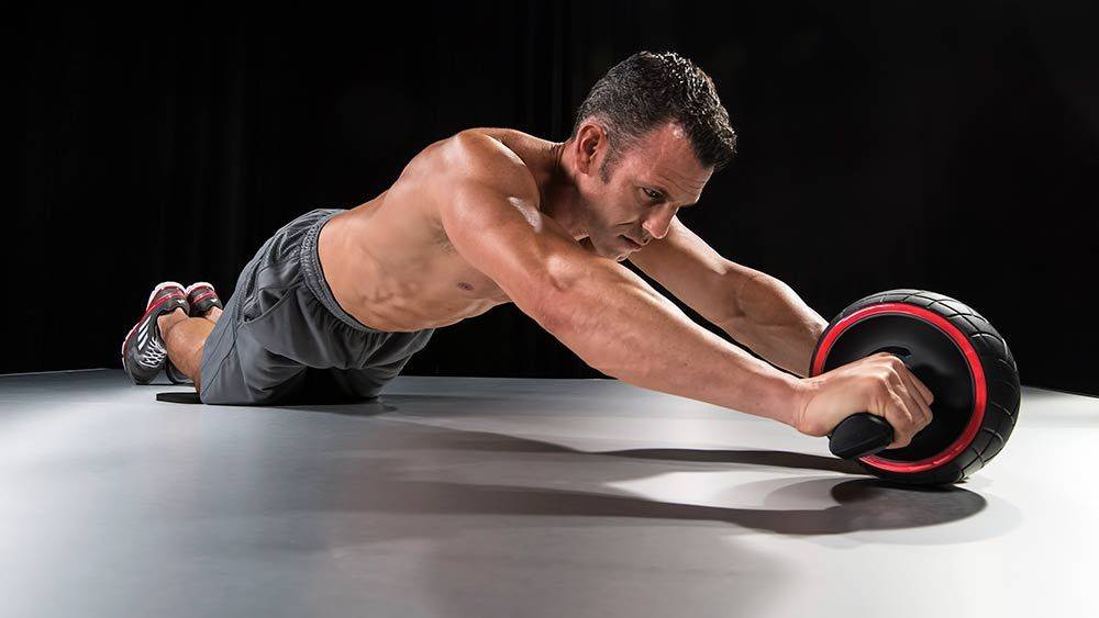 Упражнения с роликом для пресса - бьём колесиком по жировым отложениям