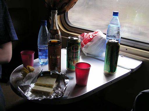 В поезде пила пиво. Пьянство в поезде. Стол в поезде. Стол в вагоне поезда. Пьют в поезде.