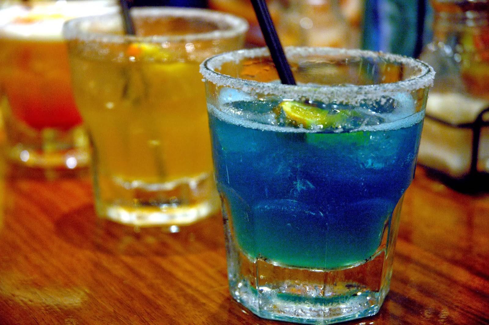 Коктейль алкогольный с сиропом голубая. Напиток Blue Curacao. Блю Кюрасао ликер алкогольный. Сироп Blue Curacao алкогольный. Blue Curacao коктейль.