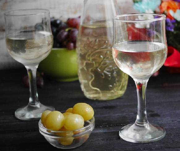 Настойка самогона на винограде, виноградных косточках – как правильно пить