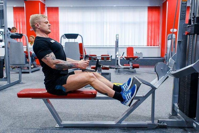 Тяга горизонтального блока к поясу: правильная техника, ошибки