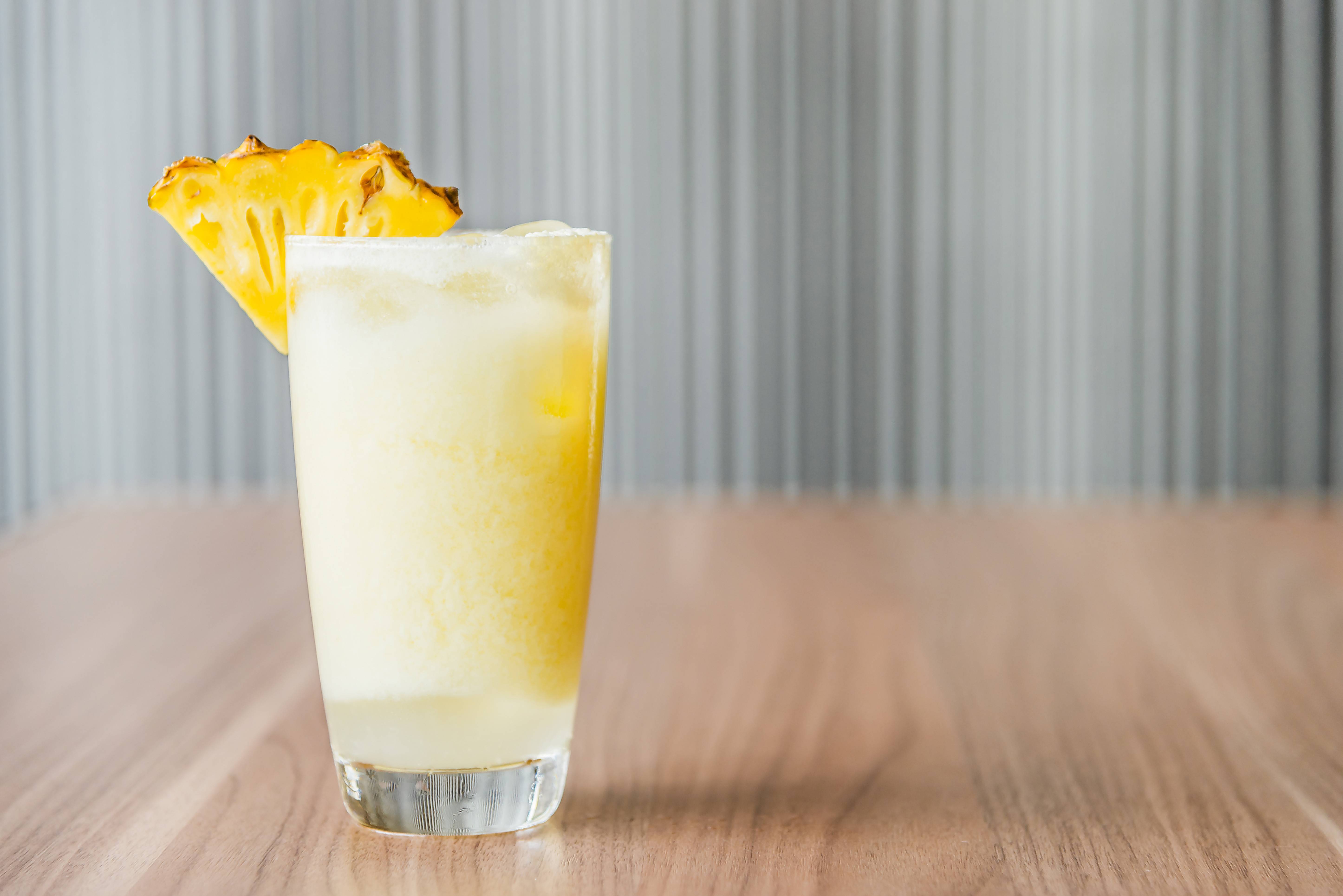 Освежающий коктейль который подарит ощущение подавленности. Коктейль ананасовый сауэр. Коктейль пина Колада. Манго маракуйя сауэр. Сок ананас.
