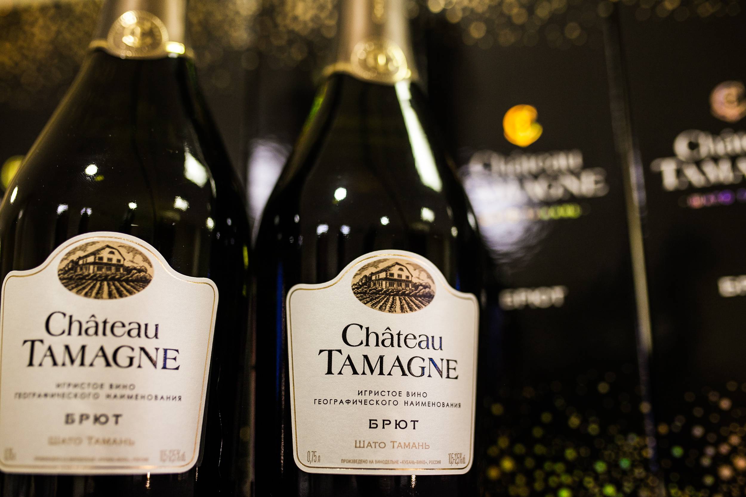 Шампанское tamagne полусладкое. Chateau Tamagne Шато Тамань. Шато де Тамань вино. Шато де Тамань шампанское. Шато Тамань винодельня.