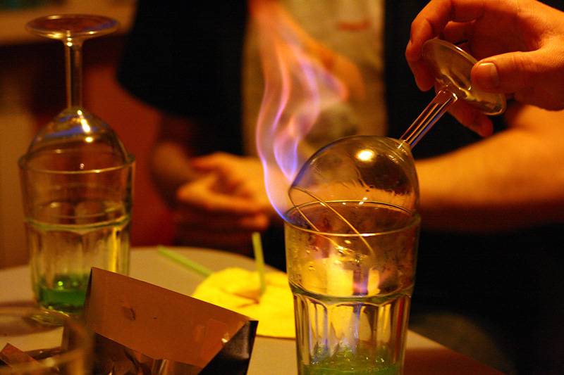 Как правильно пить самбуку: чем запивать и закусывать