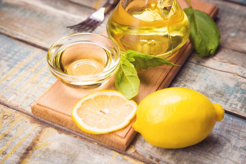 Чистка оливковым маслом. Эфирное масло лимона. Оливковое масло и лимонный сок. Лимон. Лимоны маслом.