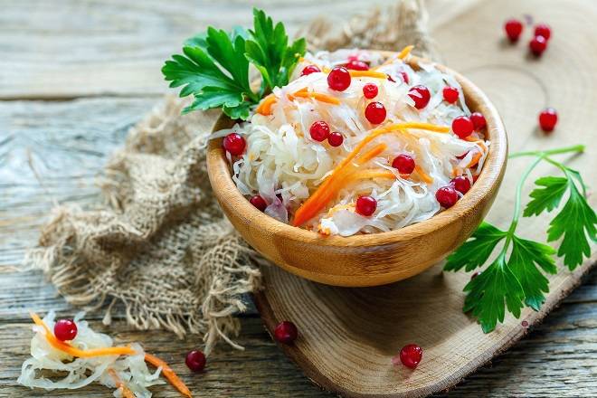 Польза и вред квашеной капусты – 9 лечебных свойств для организма женщин и мужчин, а также противопоказания