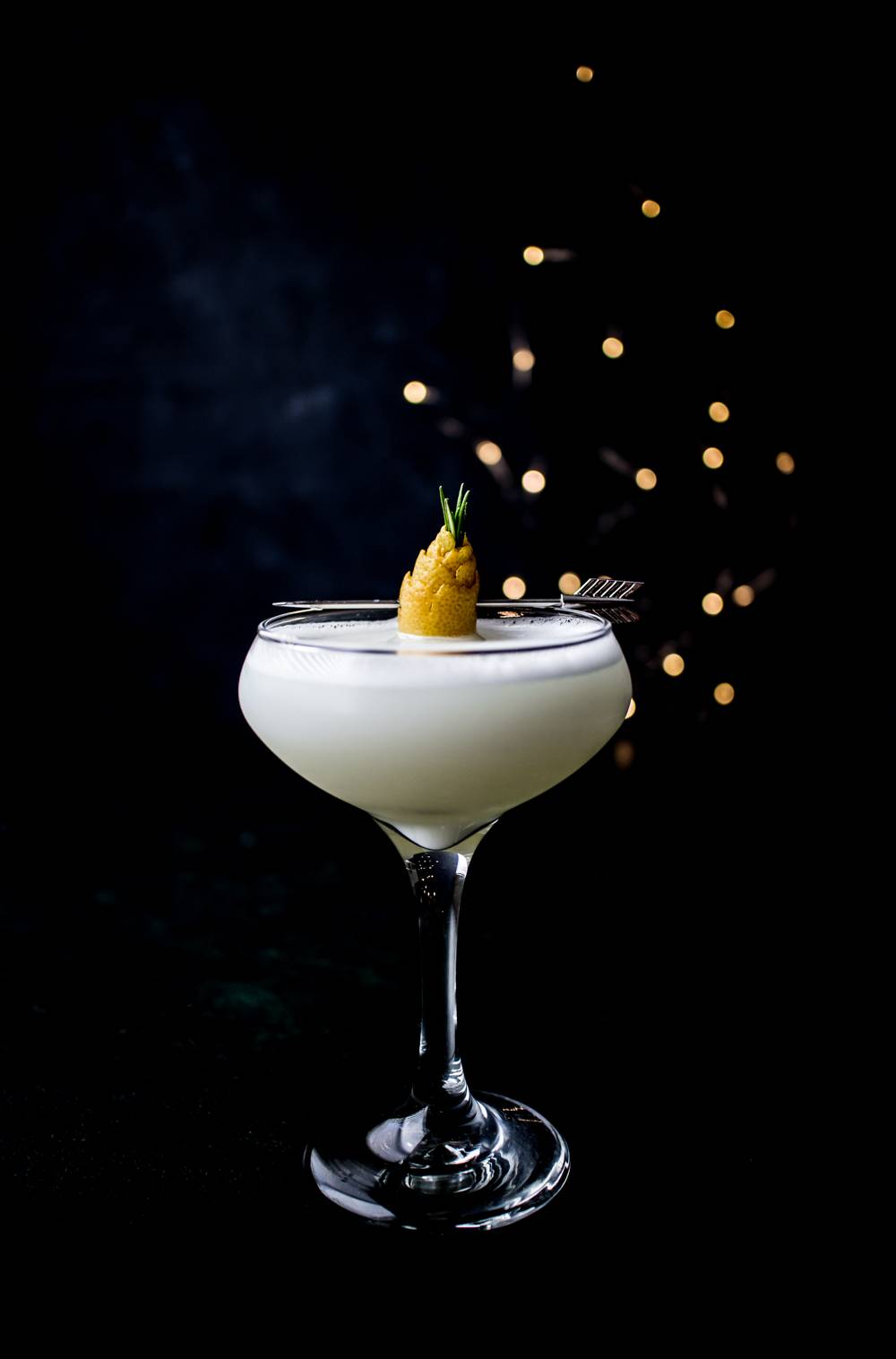 Белые напитки. Белая леди коктейль. Горячий белый шоколад напиток. Русый с белым. Белая леди коктейль.