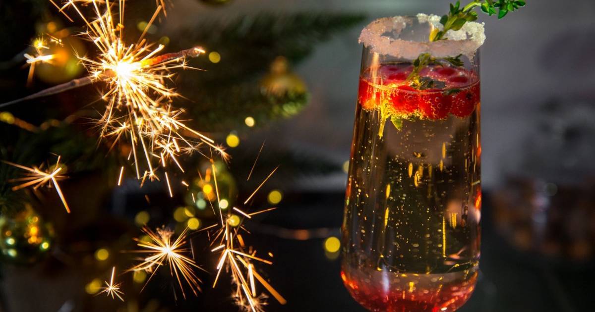 Клубнично-малиновый коктейль "суп из шампанского"