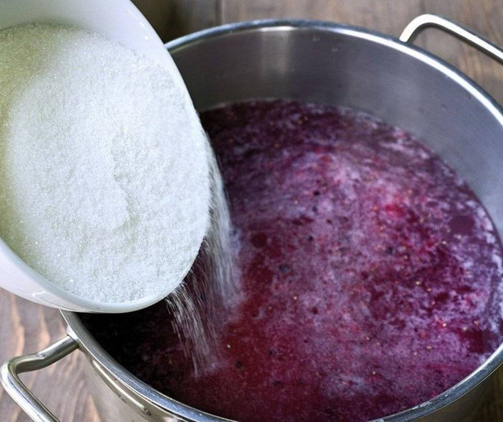 Приготовления виноградного сока. Кастрюля для виноградного сока. Домашнее вино. Мезгу заливают горячей водой. Сахар в виноделии это.